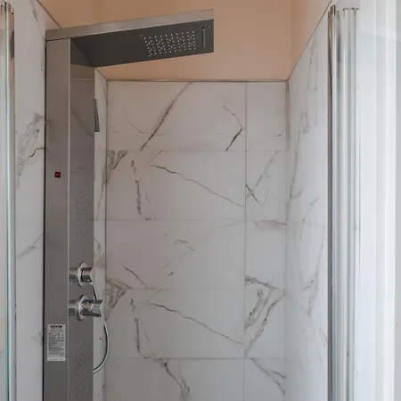 Corso Italia Con Balcone Nel Cuore Di Trieste