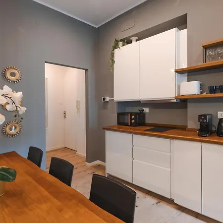 Corso Italia Con Balcone Nel Cuore Di Triest