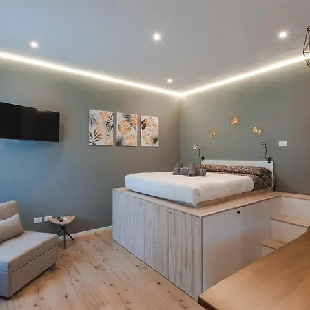 Corso Italia Con Balcone Nel Cuore Di * Triest